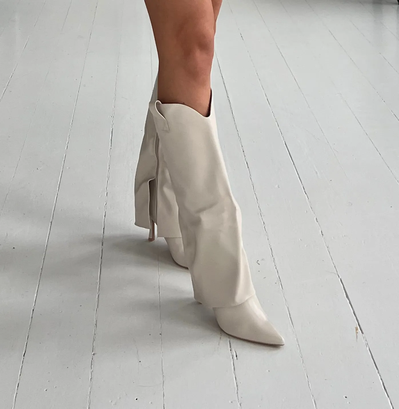 High heeled beige boot with cuffs